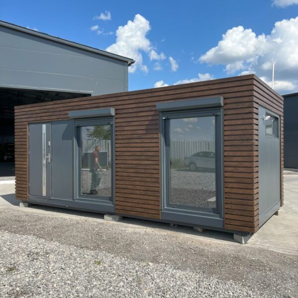 Design-Wohnmodul 21 m² mit Holzfassade und Badewanne