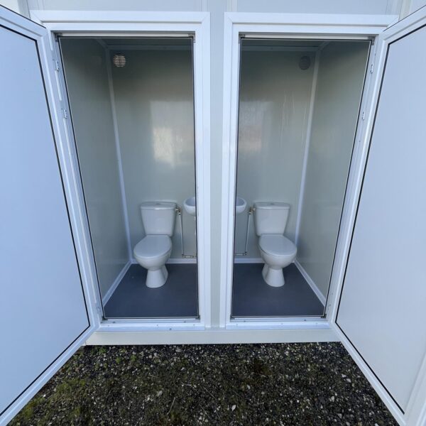 Doppel-WC-Sanitärkabine – Getrennt für Damen & Herren