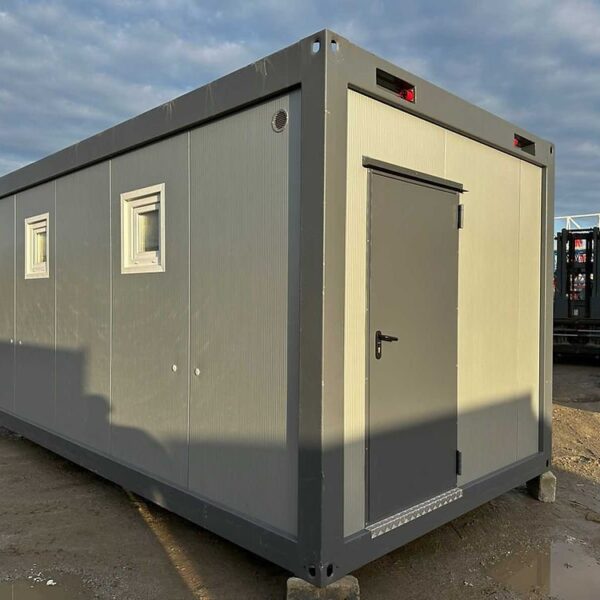Gebrauchter Sanitärcontainer (6x2,4m) – 6 Duschen, WC & Waschbecken
