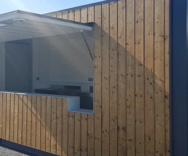 20 Fuß Bar-Container "Privilege" mit edler Holzverkleidung