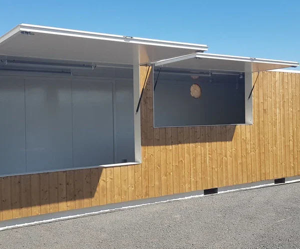 40 Fuß Bar-Container "Privilege" mit kompletter Holzverkleidung