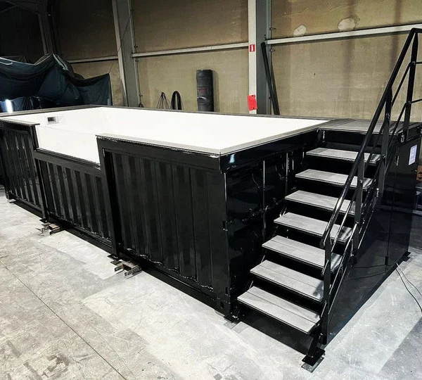 6-Meter-Container-Pool in Schwarz mit exklusivem Holzdeck
