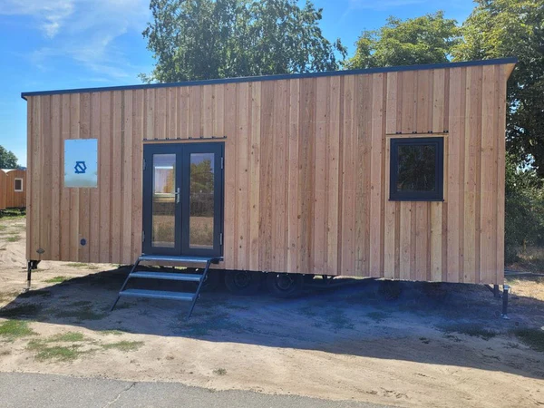 Mobiles Tiny House (20 Fuß x 8) auf Rädern – Vielseitig & Ökologisch